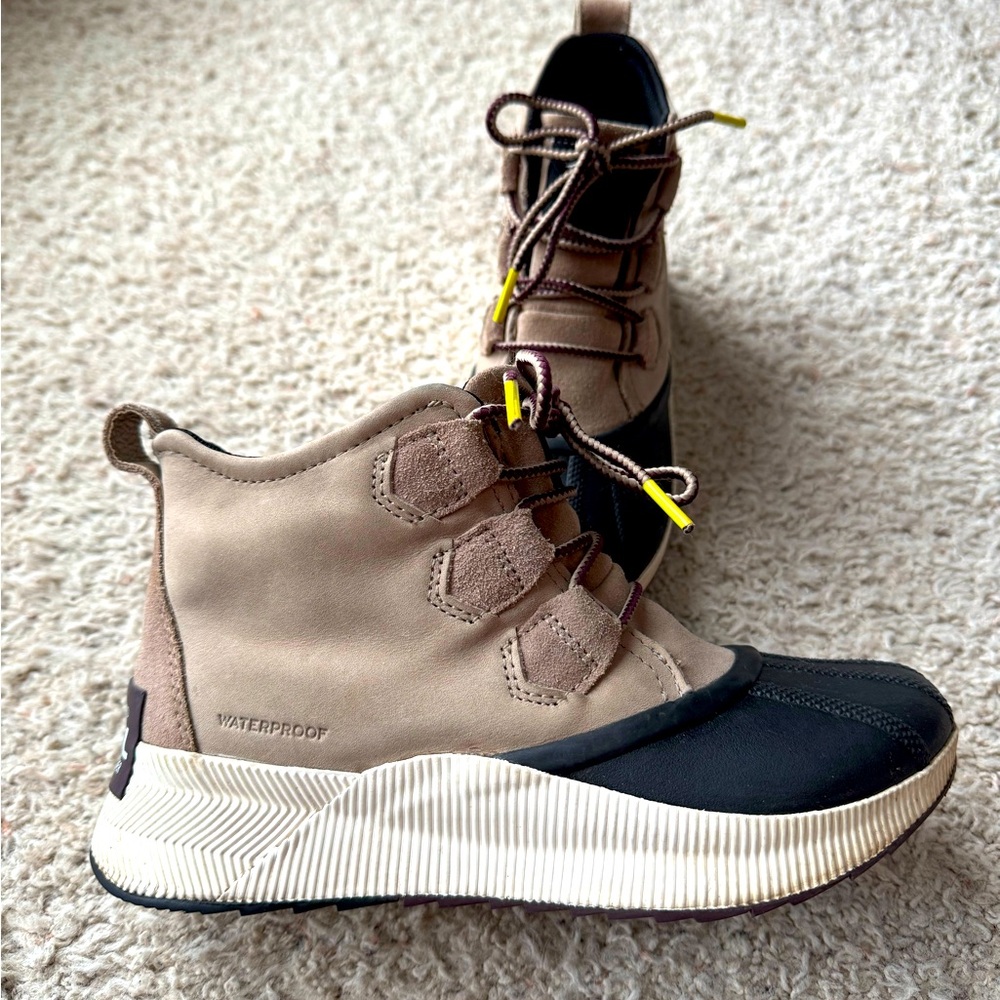 Out N About™ III Classic Leather Boot size 6 women’s